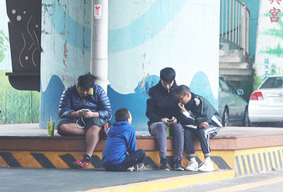 KIDSPLAYING PHONES