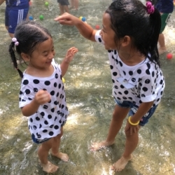 克林頓清涼一下，球池好好玩