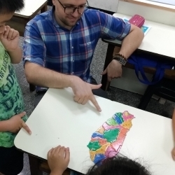 暑期美語營大家一起拼圖認識台灣