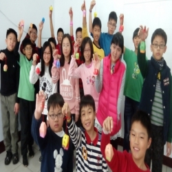 手拿小天燈，許你我一個小心願。