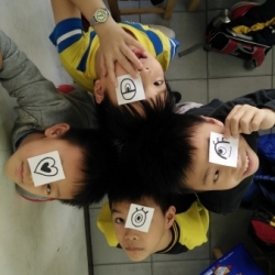 啊！抬頭看到的不是天空，是老師！