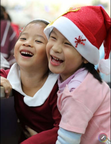 笑一下，抱一個！